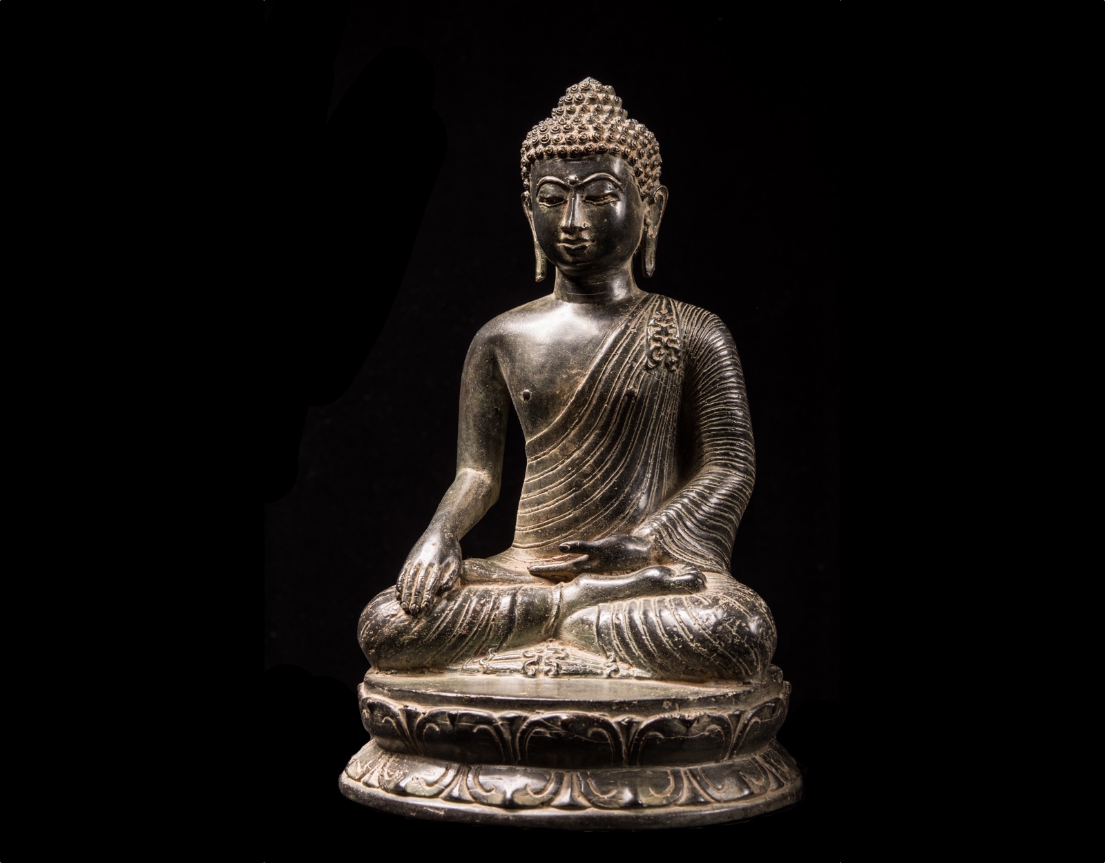 Бронзовая статуя Будды фото VipKeris