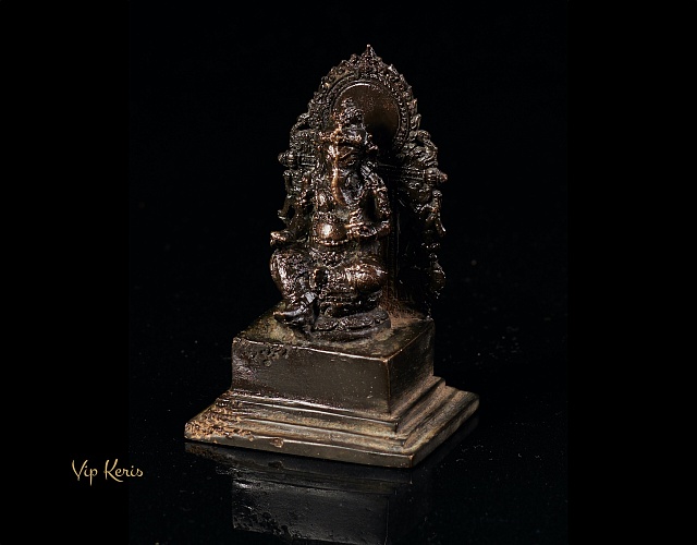 Алтарная статуя Ганеша в медитации. фото VipKeris