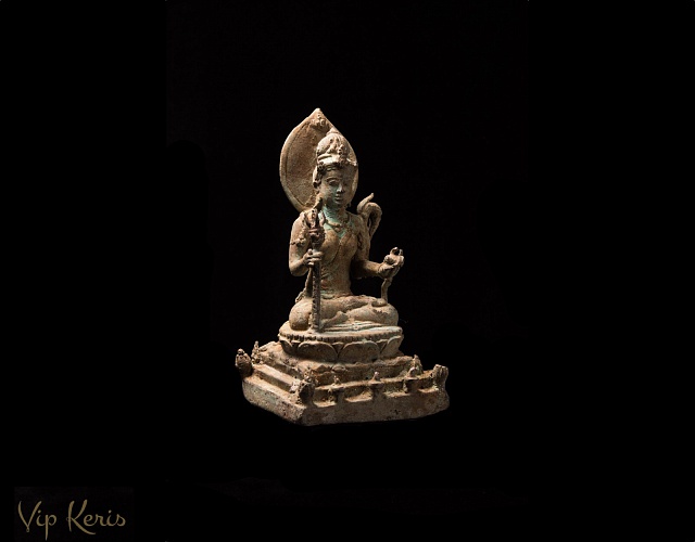 Старинная статуя божества Dewi Sri фото VipKeris