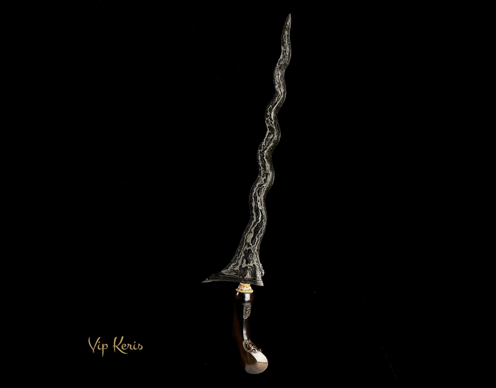 Индонезийский кинжал Крис Sabuk Tampar — «Черный Змей Тайного Огня» Инь. фото VipKeris