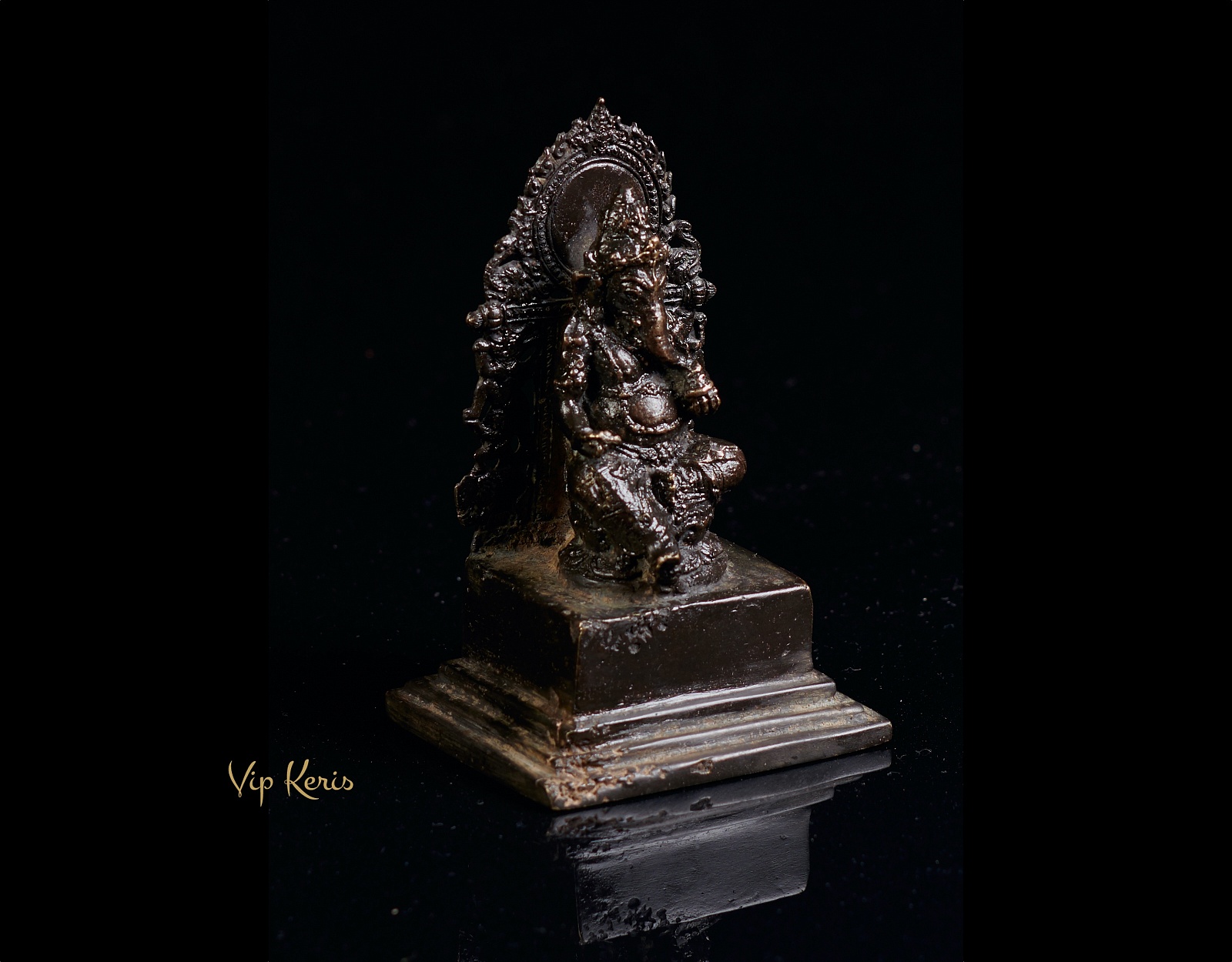 Алтарная статуя Ганеша в медитации. фото VipKeris