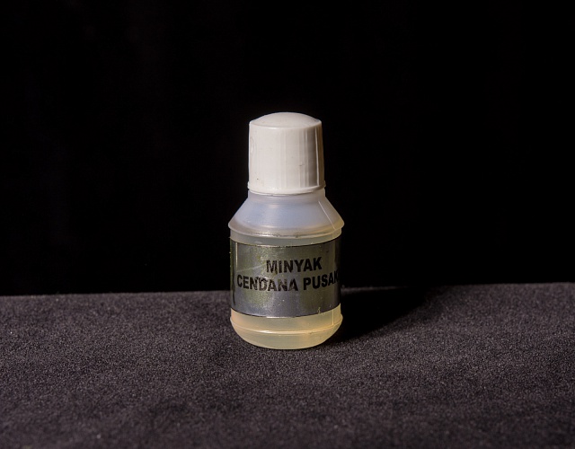 Древесное эфирное масло Cendana фото VipKeris